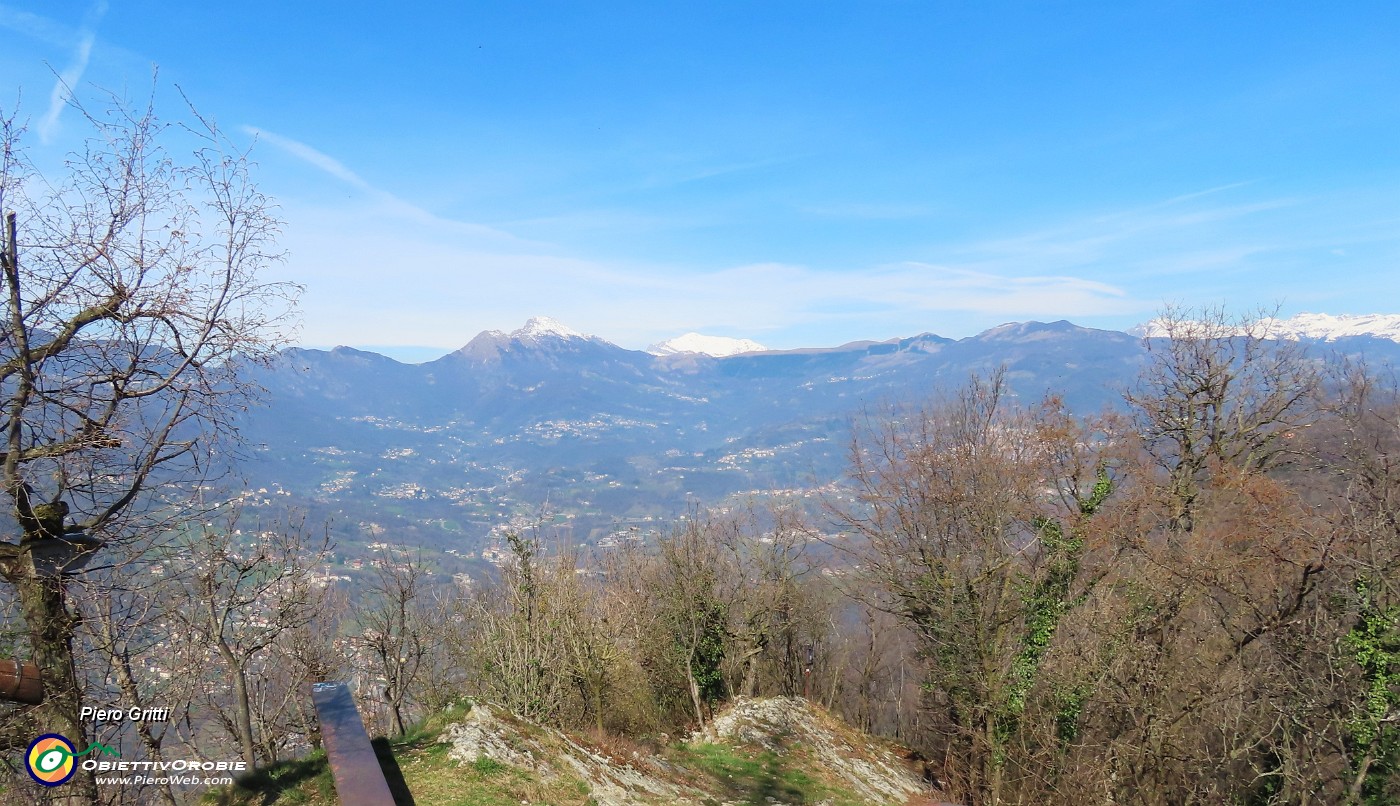 55 Vista panoramica su Valle Imagna, Resegone e Grignone.JPG